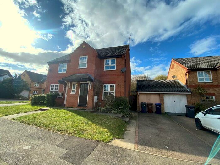 3 Bedroom Property To Rent In Muncaster Gardens, NN4