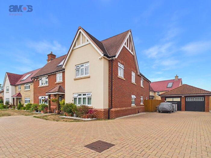 5 Bedroom Detached House For Sale In Christmas Tree Crescent, Hawkwell, Essex, SS5
