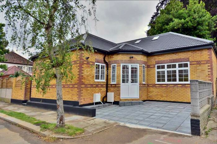 2 Bedroom Bungalow To Rent In The Orchard, Winchmore Hill, N21