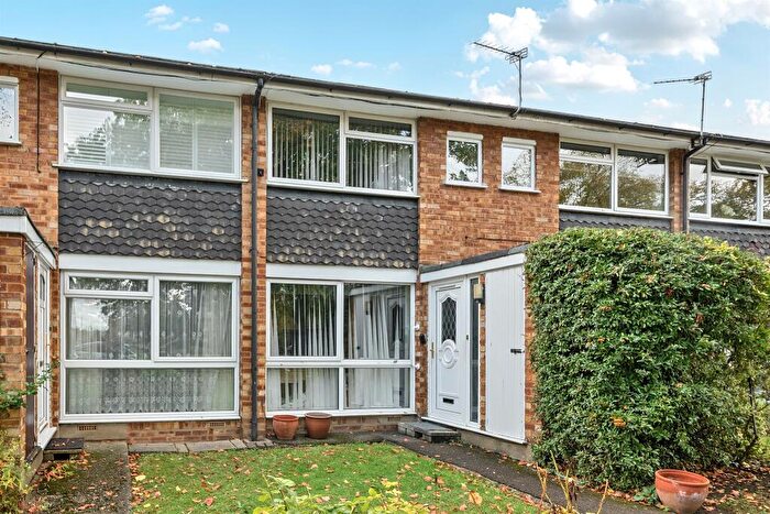 2 Bedroom Flat For Sale In Chase Side, Enfield, EN2