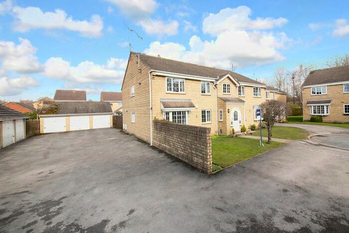 2 Bedroom Flat To Rent In Oakdene Vale, Shadwell, Leeds, LS17