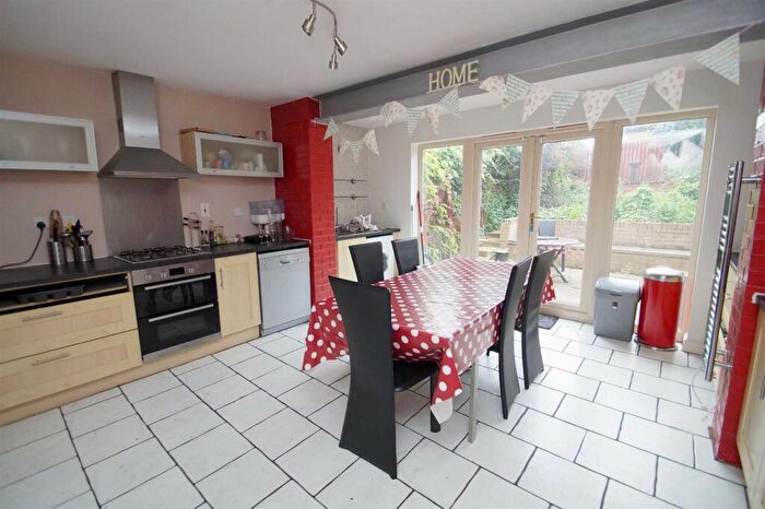 4 Bedroom Town House To Rent In Raynville Way, Leeds, LS12