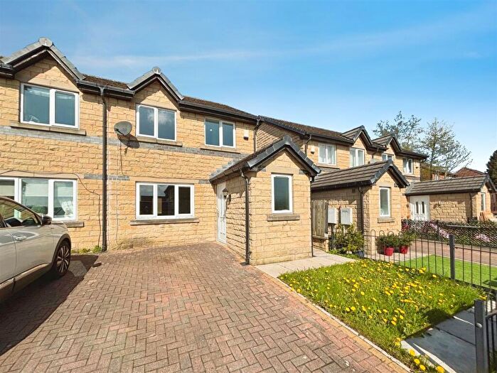 3 Bedroom Semi Detached House For Sale In Cedar Close, Bradford, BD4
