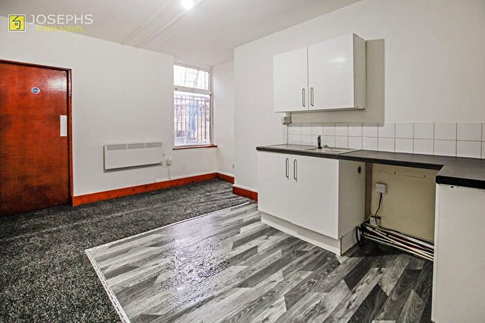 5 Bedroom Terraced House For Sale In Bromwich Street, Bolton, BL2