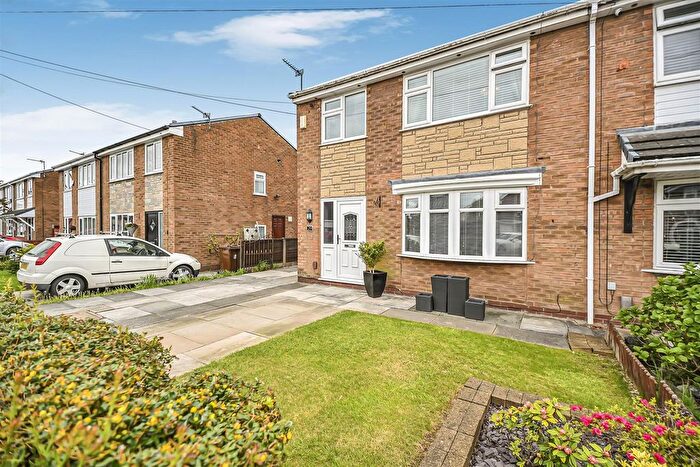 3 Bedroom Semi-Detached House For Sale In Lindisfarne Avenue, Lowton, Warrington, WA3