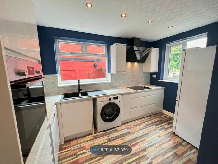 4 Bedroom Semi-Detached House To Rent In Eccles Old Road, Salford, M6