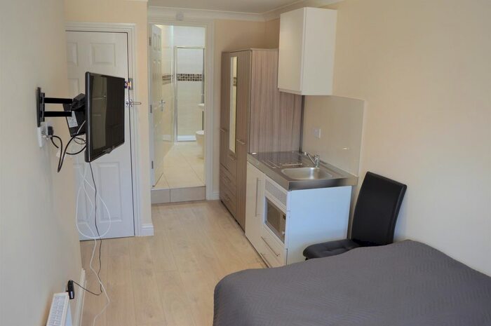 1 Bedroom Studio To Rent In Fencepiece Road, Ilford IG6