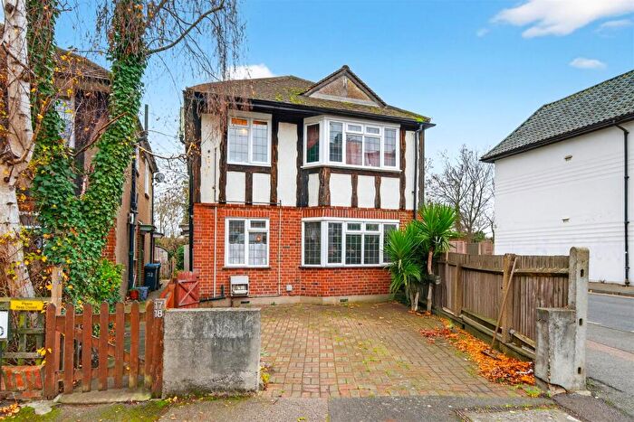 2 Bedroom Maisonette For Sale In York Close, Morden, SM4