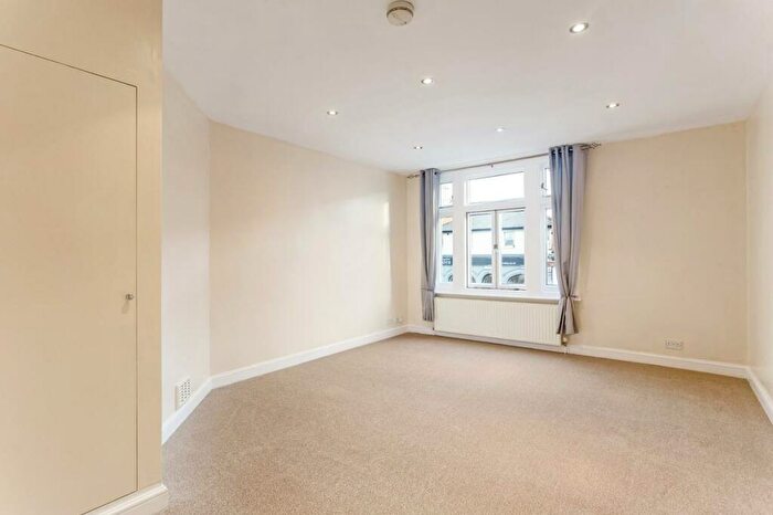 Flat To Rent In Ewell Road, Surbiton, KT6