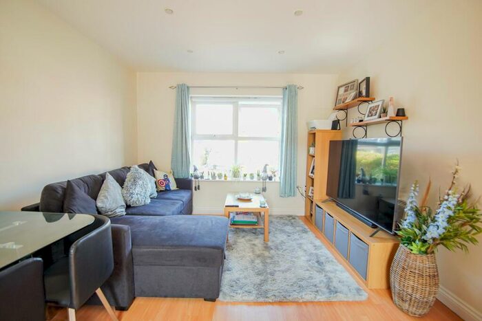 2 Bedroom Flat To Rent In Saddlers Court, Kennington Avenue, Kingswood, BS15