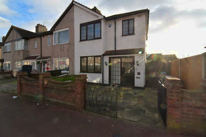 3 Bedroom End Of Terrace House To Rent In Beamway, Dagenham East, RM10