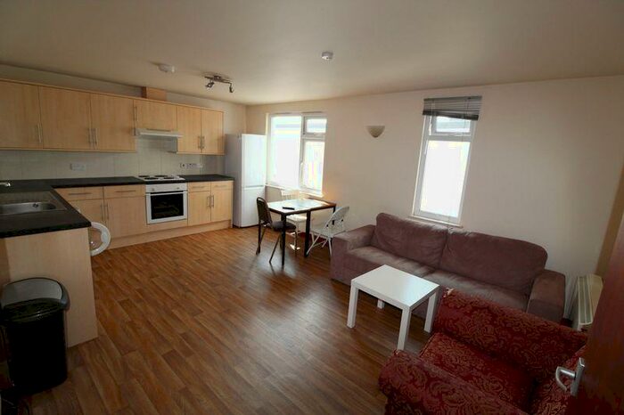 3 Bedroom Flat To Rent In Available For September - Bedroom Student Flat -Winton, BH9