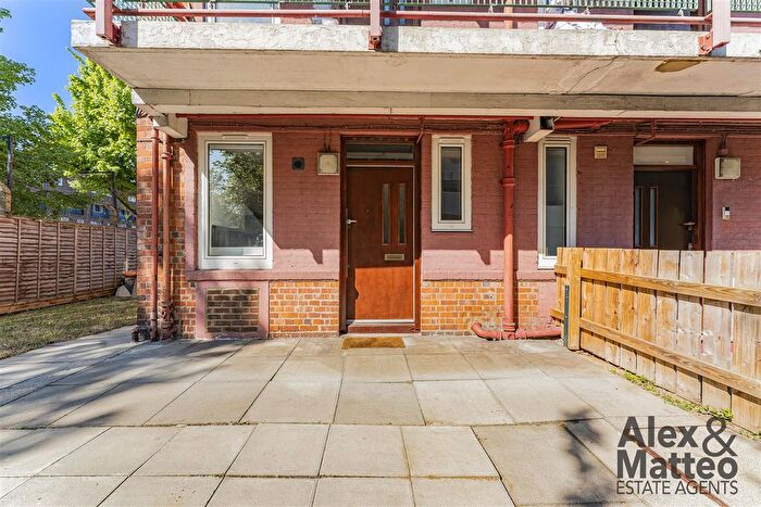 1 Bedroom Flat For Sale In Cranbourn House, Bermondey, SE16
