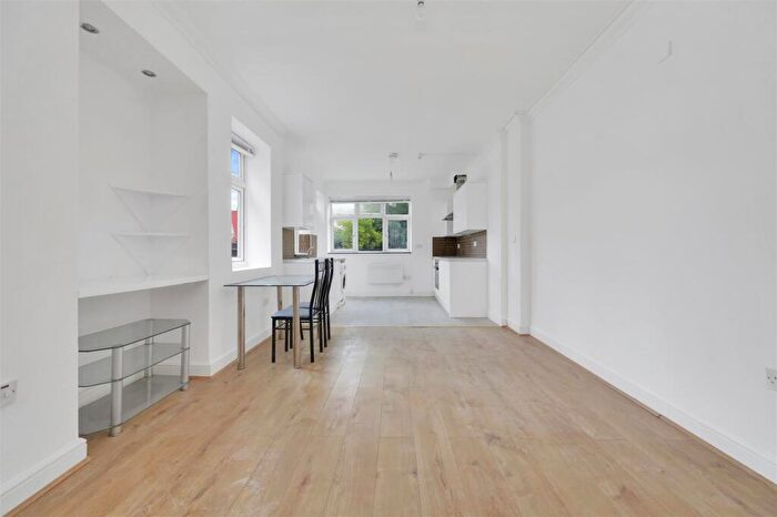 2 Bedroom Flat To Rent In Brondesbury Park, London, NW2