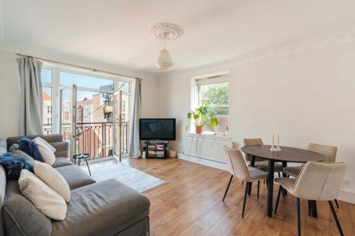 3 Bedroom Apartment To Rent In Gibraltar Walk, Stuart House Gibraltar Walk, E2