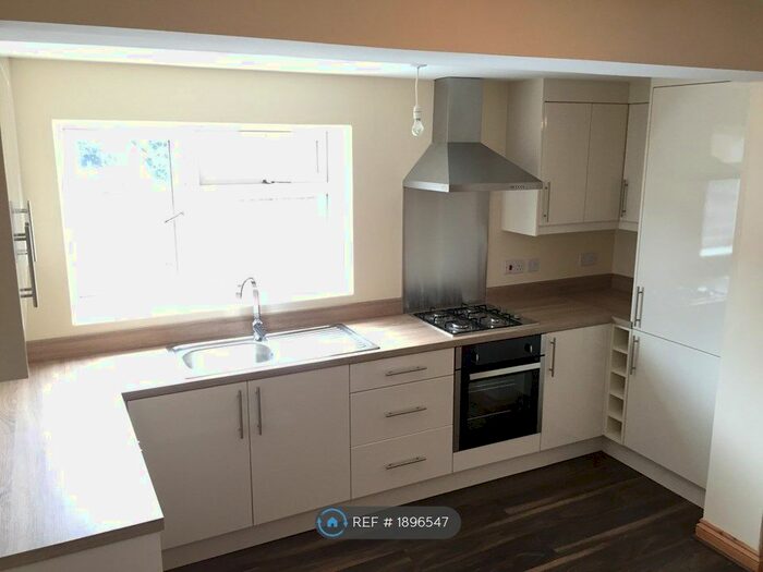 2 Bedroom Flat To Rent In Stanley Grove, Reading, RG1