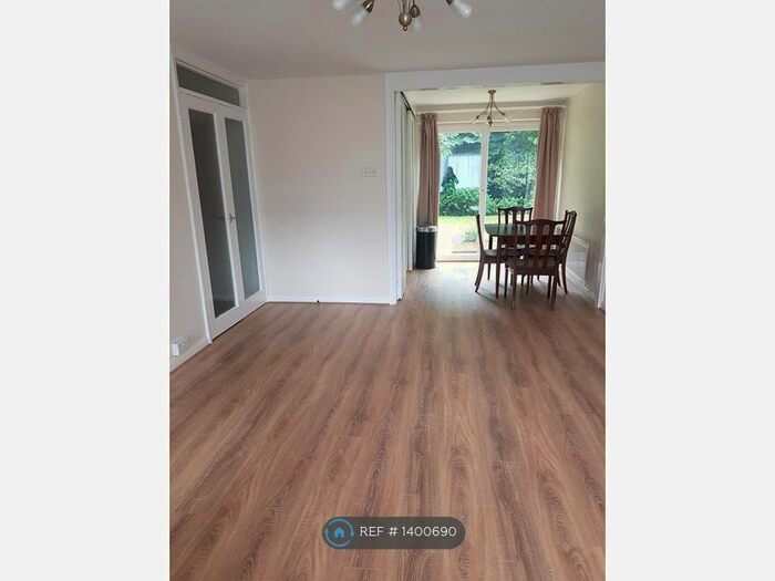 2 Bedroom Flat To Rent In Fernley Court, Maidenhead, SL6