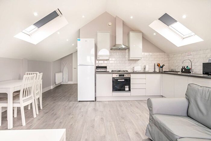 2 Bedroom Flat To Rent In Earlham Grove, Forest Gate, London, E7