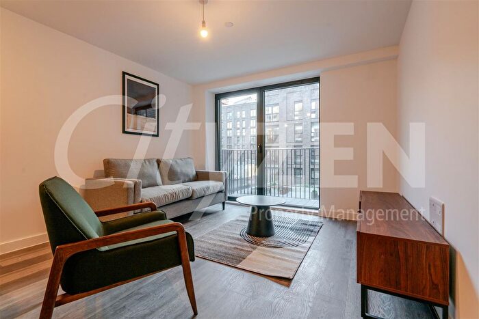 2 Bedroom Flat To Rent In Berkeley Square, - Ordsall Lane, M5