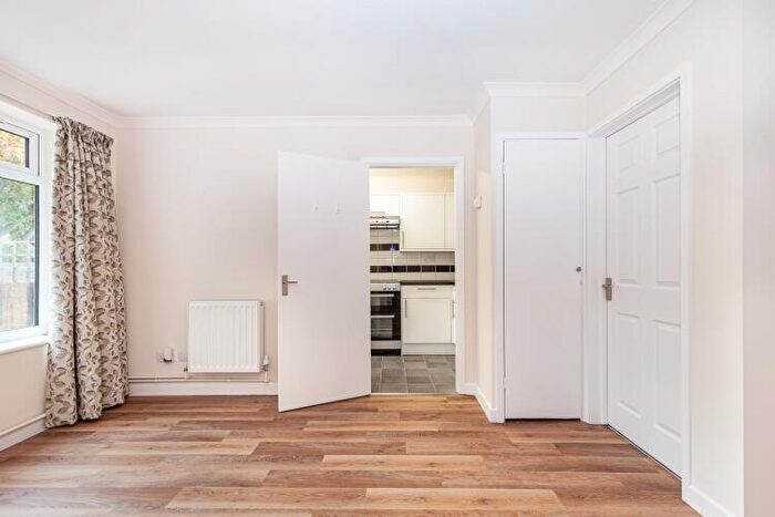 2 Bedroom Ground Maisonette To Rent In Sadlers Court, Abingdon, OX14