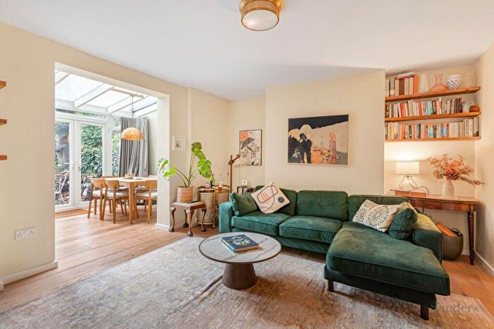 2 Bedroom Flat To Rent In Ardleigh Road, Hackney, London, N1