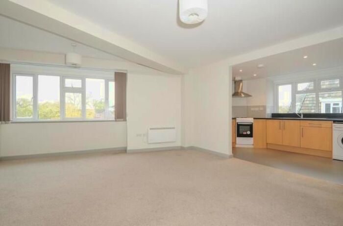 2 Bedroom Flat To Rent In Queens Road, Weybridge, KT13
