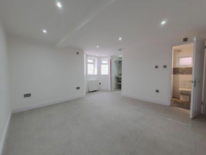 Studio To Rent In Dalmore Rd, London, West Dulwich, SE21