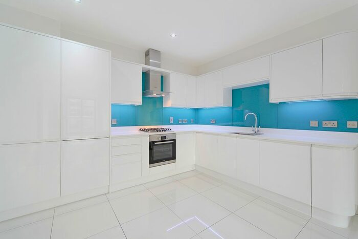 3 Bedroom Flat To Rent In Copperfield Road, Mile End, London, E3