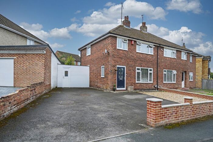3 Bedroom Semi-Detached House For Sale In Sunningdale Road, Swindon, SN25