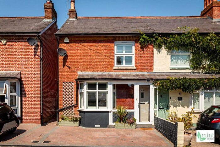 2 Bedroom House For Sale In Chapel Grove, Addlestone, KT15