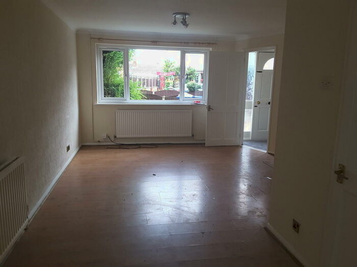 3 Bedroom Semi-Detached House To Rent In Woodfield Road, Armthorpe, DN3