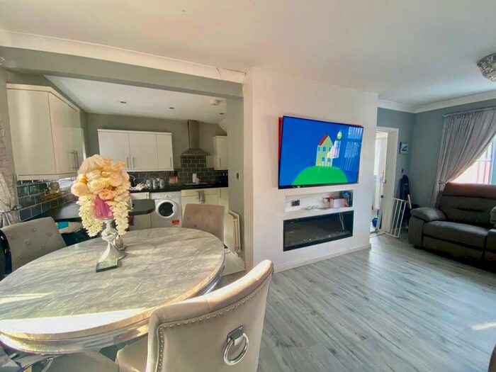 3 Bedroom Semi-Detached House To Rent In Thursby Gardens, Low Fell, NE9