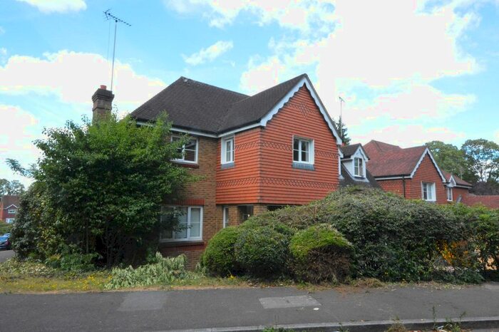 5 Bedroom Detached House To Rent In Green Lane, Leatherhead, Surrey., KT22