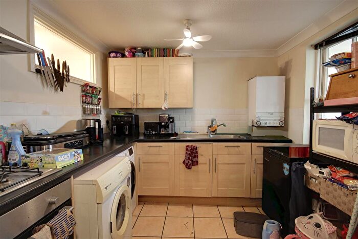 2 Bedroom Flat To Rent In West Buildings, Worthing, BN11