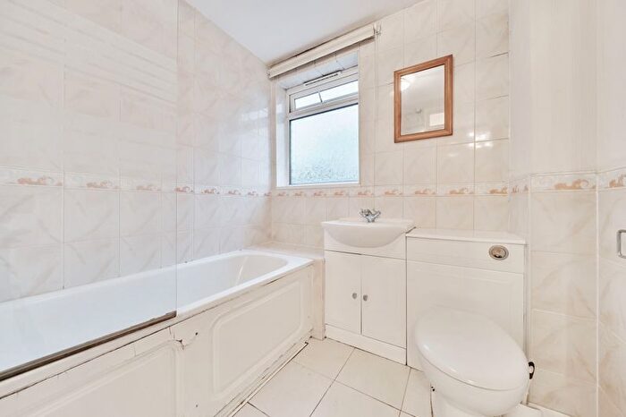 2 Bedroom Flat For Sale In Fourgates Road, Dorchester, DT1