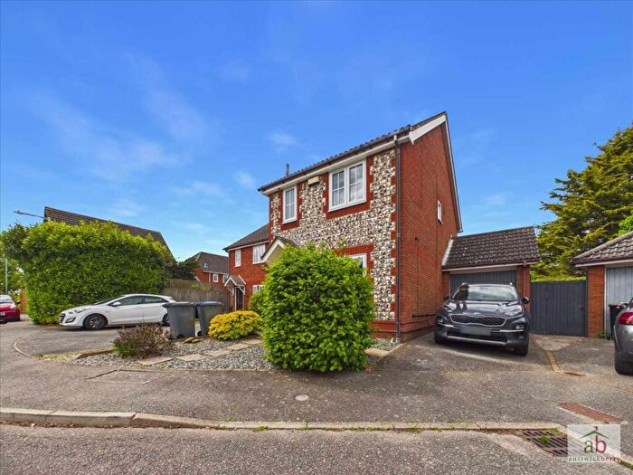 3 Bedroom Link Detached House For Sale In Warren Chase, Grange Farm, Kesgrave, IP5