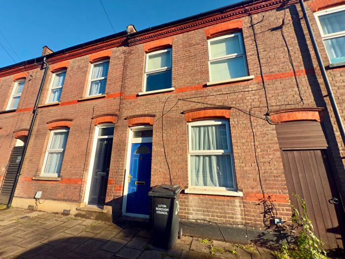 3 Bedroom Terraced House For Sale In Ridgway Road, Luton, LU2
