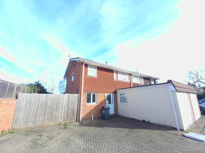 4 Bedroom Semi-Detached House To Rent In Bath Road, Berkshire, SL1