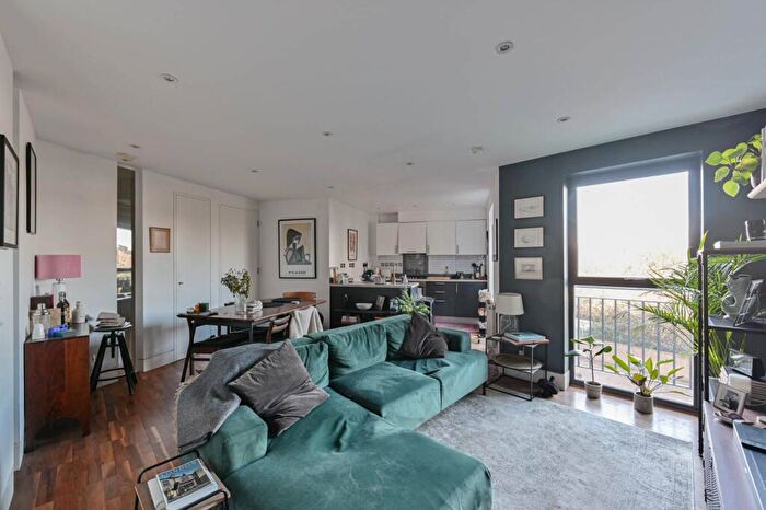 2 Bedroom Flat For Sale In Bedford Hill, Balham, London, SW12