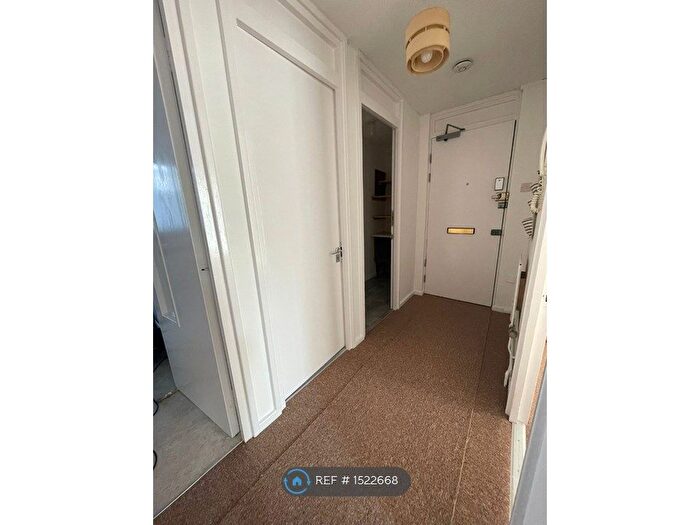 2 Bedroom Flat To Rent In Chates Farm Court, Brighton, BN2