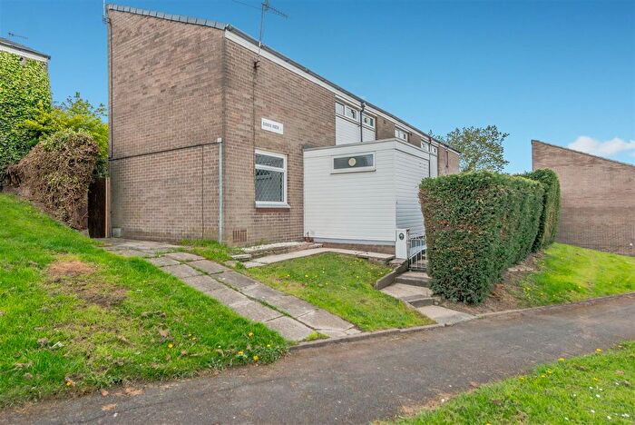 3 Bedroom Semi Detached House For Sale In Bawn Path, Leeds, LS12