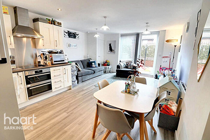 1 Bedroom Flat For Sale In Marine Crescent, Hainault, IG6