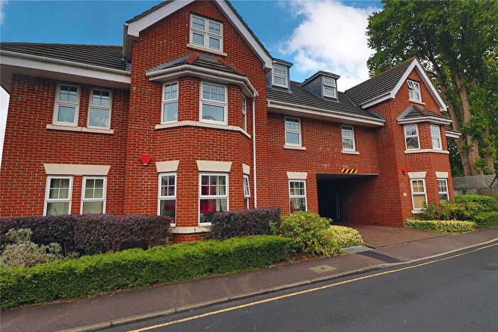 2 Bedroom Flat For Sale In Woking, Surrey, GU21