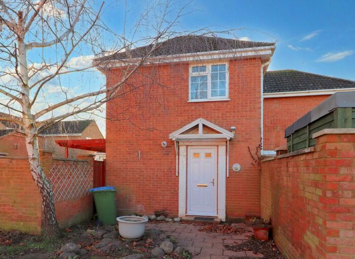 1 Bedroom End Of Terrace House To Rent In Milton Road, Walton-On-Thames, Surrey, KT12