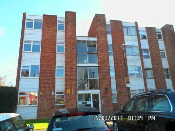 3 Bedroom Flat To Rent In Gatewick Close, SL1