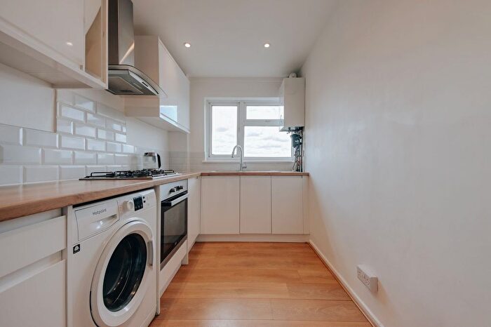 3 Bedroom Flat For Sale In Little Grove, Bushey, WD23