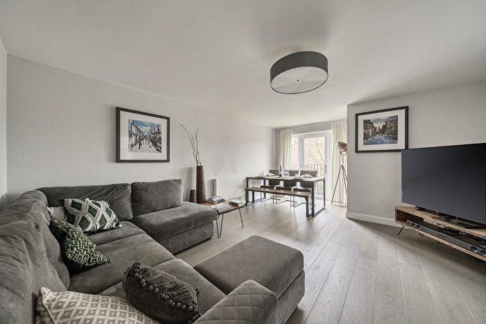 2 Bedroom Flat For Sale In Winery Lane, Kingston Upon Thames, KT1