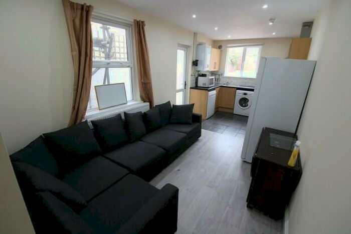 6 Bedroom Terraced House To Rent In Dalton Street Cardiff, CF24