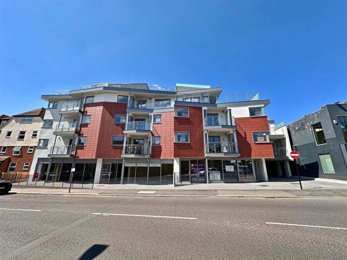 2 Bedroom Flat For Sale In St Clements Gate, Broadway, Leigh-On-Sea, SS9
