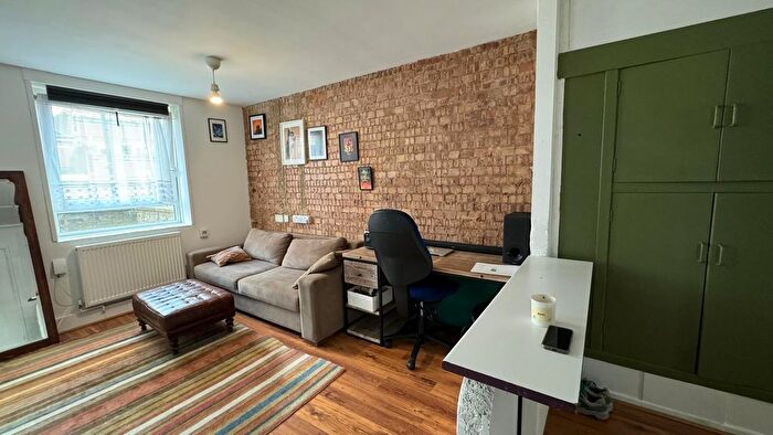 1 Bedroom Flat To Rent In Simmons House, Islington, N7